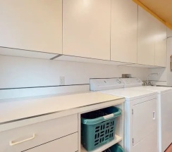 Коттедж с 4 комнатами в Juniper Ridge 16 5000 sq ft, Grand Chateau at Eagle, Expansive Mountain Views by RedAwning