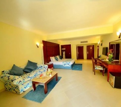 Четырёхместный номер семейный с видом на бассейн в Sea Beach Aqua Park Resort