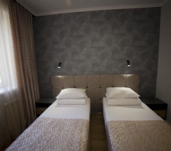 Номер стандарт с 2 односпальными кроватями с балконом в Альпина