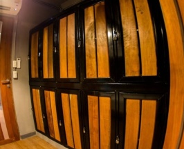 Кровать в общем номере (женский номер) с балконом в In A Box Hostel