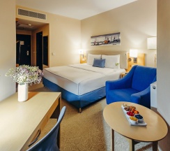 Двухместный номер Deluxe с видом на город двуспальная кровать в Dedeman Oskemen Hotel