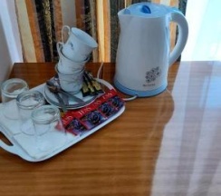 Номер улучшенный с 1 односпальной и 1 двуспальной кроватью в Гостевой дом