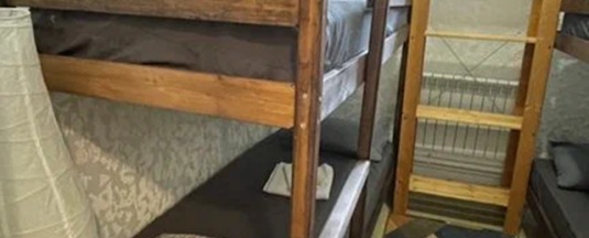 Кровать в 4-местном общем женском номере (нижний ярус) в Мёд