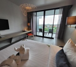 Двухместный номер Deluxe с видом на море двуспальная кровать в The Yama Hotel Phuket