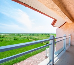 Семейный номер на трех-четырех гостей с большой террасой и видом во двор (корпус К) в Оптимист