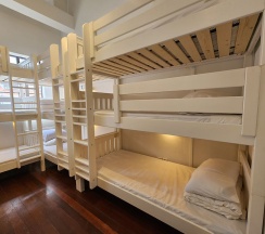 Кровать в общем номере в BEAT. Arts Hostel Chinatown