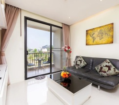Апартаменты с балконом в The Lago Apartments by Tropiclook