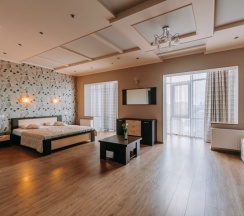 Джуниор сюит в Монарх