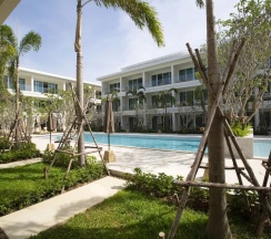 Номер Deluxe с балконом и с видом на бассейн в Niranapa Boutique Resort
