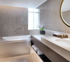 Двухместный люкс с террасой двуспальная кровать в DoubleTree by Hilton Bangkok Ploenchit
