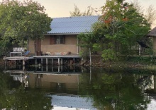 Бунгало с видом на воду в Numpu Baandin