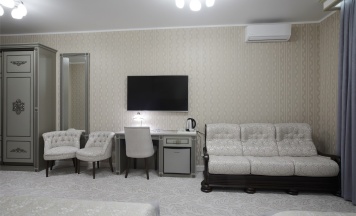 Стандарт с двумя полутороспальными кроватями и диваном в Old town hotel