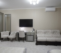 Стандарт с двумя полутороспальными кроватями и диваном в Old town hotel