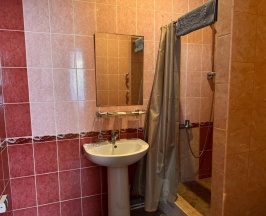 Семейный двухкомнатный улучшенный с двумя двуспальными кроватями и диваном в Алия