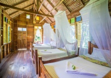 Трёхместная Tree House с видом на реку в Art's Riverview Lodge