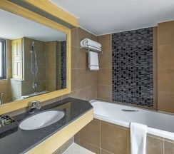 Двухместный номер Deluxe с видом на озеро двуспальная кровать в Nora Lakeview Hotel