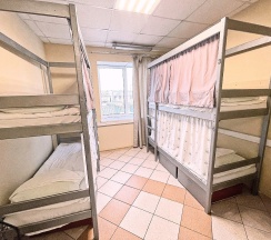 Кровать в мужской 4х местной комнате с электронным замком в Аэроотель