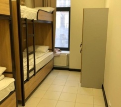 Кровать в женском четырехместном номере в Танский