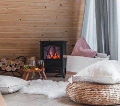 Розовый А-фрейм с купелью в окружении леса в Timeless