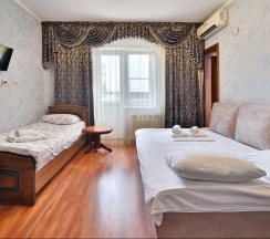 Семейный двухкомнатный номер с балконом в Черномор
