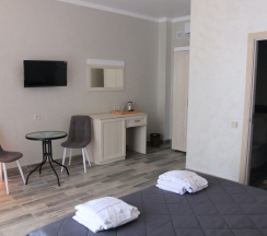 Двухместный люкс с балконом и с красивым видом из окна двуспальная кровать в Вилла Абхазия