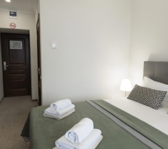 Двухместный номер Стандарт с балконом и с видом на море двуспальная кровать в Нарт