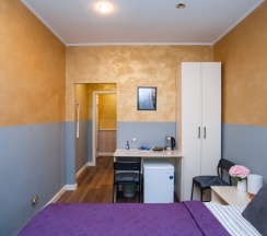 Двухместный номер с мини-кухней, двуспальной кроватью и ванной комнатой. в Goldie Home