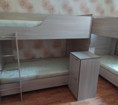 Кровать в 8-местном женском номере в Диско
