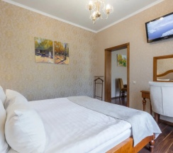 Двухместный полулюкс №2 с 2 комнатами с красивым видом из окна двуспальная кровать в Лель