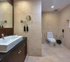 Люкс Deluxe с 2 комнатами с балконом и с видом на город в Grand Asoke Suites Boutique Residence