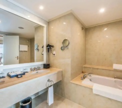 Двухместный люкс Executive с видом на океан (двуспальная кровать) в Vinpearl Resort & Spa Nha Trang Bay