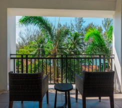Двухместный номер Premium с балконом (двуспальная кровать) в Отель Holiday Inn Resort Phuket Karon Beach by IHG