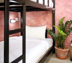 Кровать в общем номере с балконом и с красивым видом из окна в Thai Cat Hostel BB Bangkok