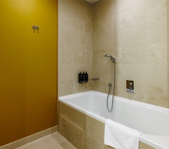 Номер Privilege Suite c большой двуспальной кроватью в МЕРКЮР ТЮМЕНЬ ЦЕНТР