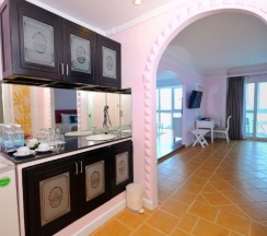 Двухместный номер Honeymoon с видом на море двуспальная кровать в Andaman Beach Suites Hotel