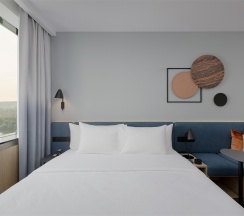 Стандартный номер с кроватью 180*200 и диваном в Hampton by Hilton