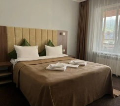 Двухместный номер Standard с балконом и с видом на горы двуспальная кровать в Шатун