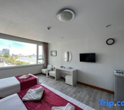 Трёхместный люкс с частичным видом на море в The Beach Front Resort Pattaya  - SHA Plus