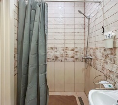 Двухместный номер с одной большой двуспальной кроватью и собственной ванной комнатой в Goldie Home