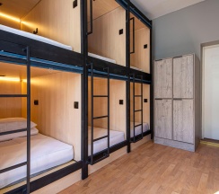 Кровать в 8-местном общем номере (общие удобства) в A4 capsules