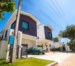 Двухместная семейная вилла двуспальная кровать в Happy Family Villa