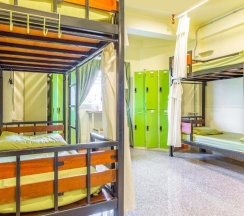 Кровать в общем номере в OYO 928 Leaf Hostel
