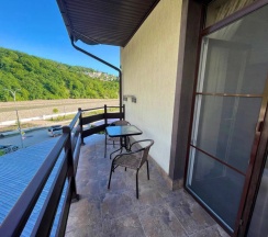 Трёхместный номер Standard с балконом в River