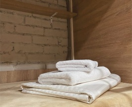 Одноместная капсула в 15-местном общем номере в Bird house Hostel