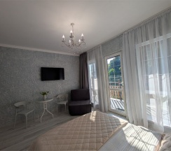 Трехместный Люкс на 3-м этаже с балконом и видом на море и горы в Агава