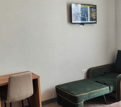 Трехместный номер с балконом с видом на улицу в Amina