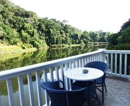 Бунгало с видом на озеро в Serenity Lakeside Resort