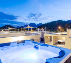 Семейная вилла с балконом и с красивым видом из окна в Отель The Oriental Beach Pearl
