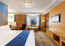 Двухместный номер Premium с видом на город двуспальная кровать в Holiday Inn Bangkok Silom, an IHG Hotel