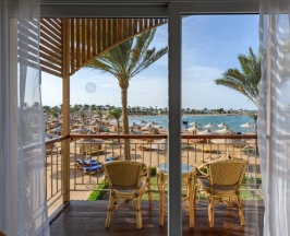 Двухместный клубный люкс рядом с пляжем двуспальная кровать в Desert Rose Resort